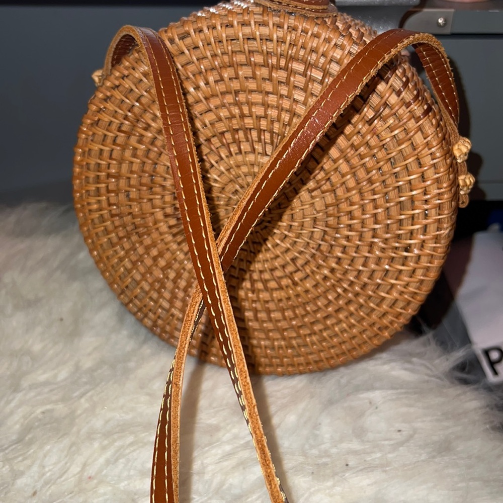 Round woven bag